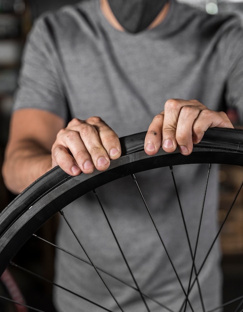 Foto gratuita creazione bici in officina