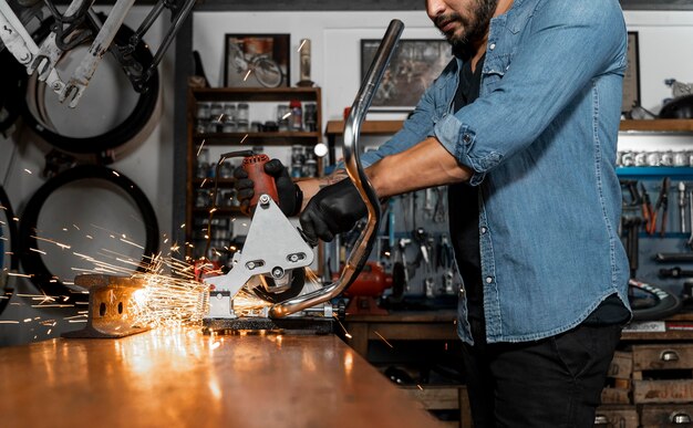 ワークショップでのバイクの作成