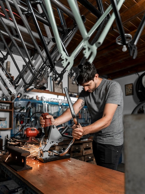 ワークショップでのバイクの作成