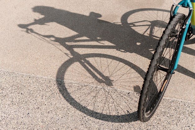 自転車とその道路上の影