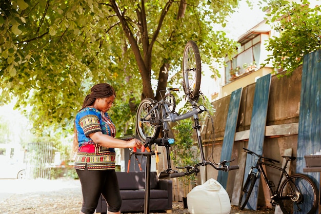 Foto gratuita manutenzione della bicicletta con portatile e attrezzi