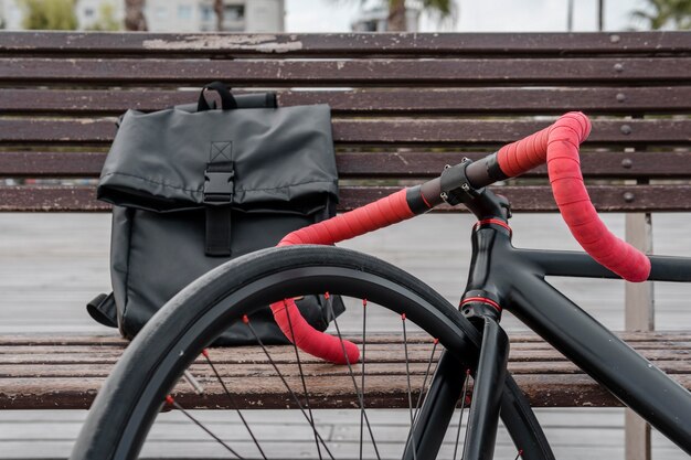ベンチで自転車と男の財布
