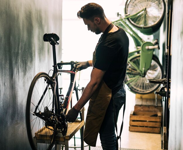 店員さんと一緒に自転車屋さん