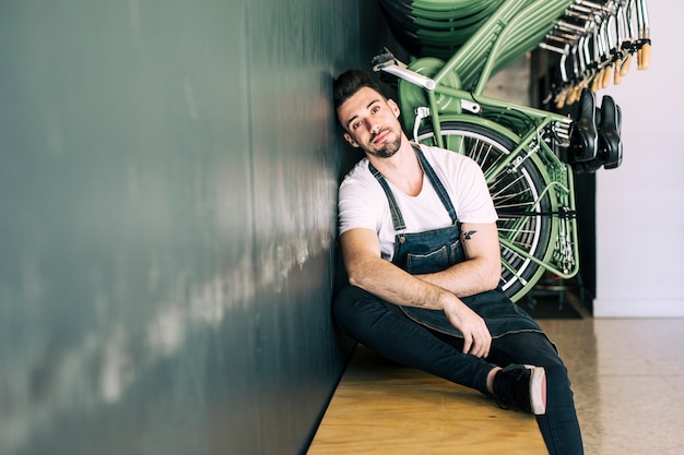 店員さんと一緒に自転車屋さん