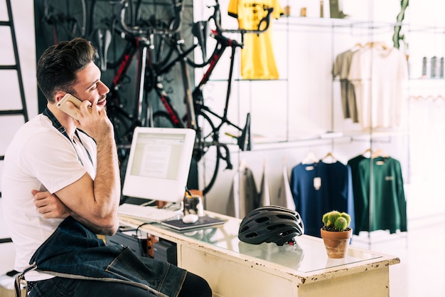 Free photo bike shop with shop assistant