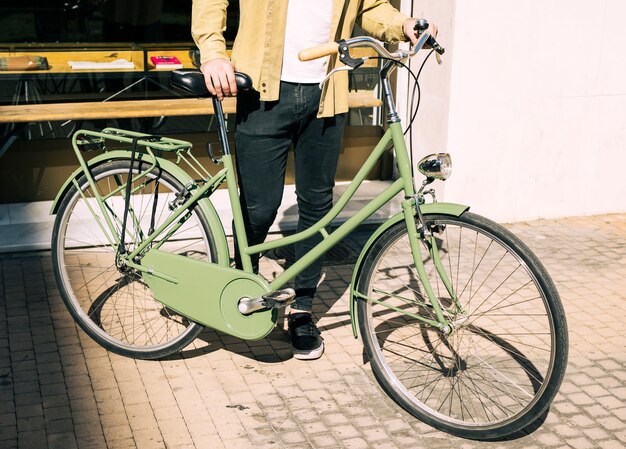 店員さんと一緒に自転車屋さん