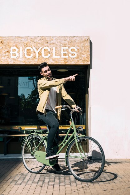 店員さんと一緒に自転車屋さん