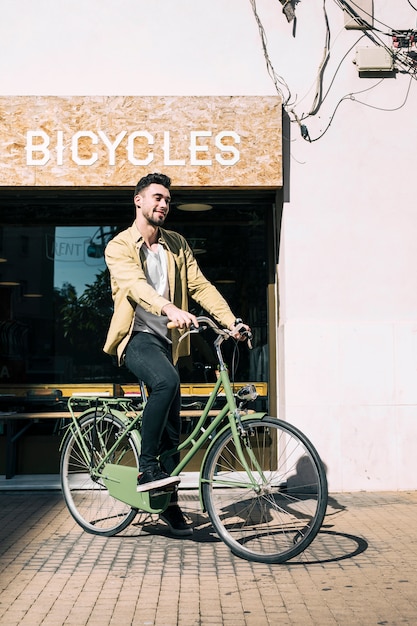 Foto gratuita negozio di biciclette con commessa
