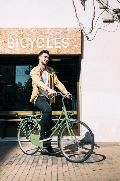 店員さんと一緒に自転車屋さん