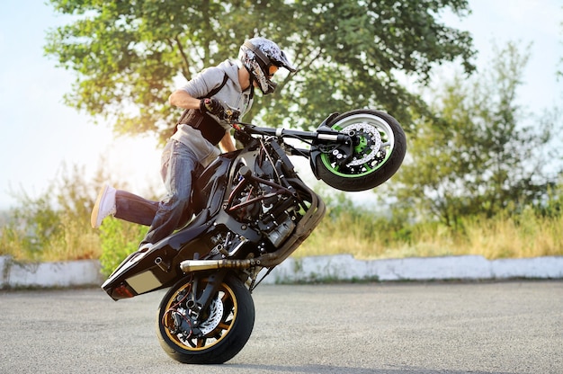 Foto gratuita il motociclista sta guidando la moto in modo estremo