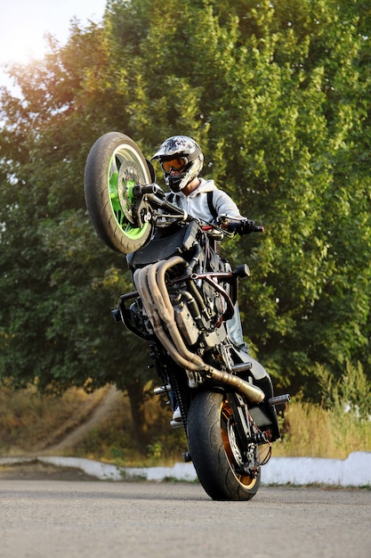 Foto gratuita motociclista in sella a una moto