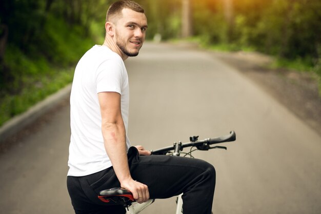 バイクアスファルトアクティブな大人の自転車