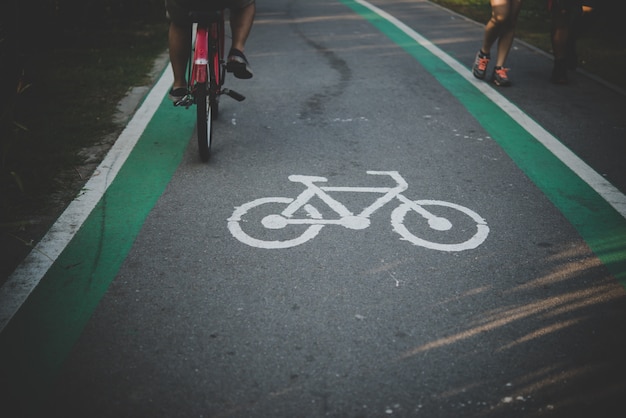 Foto gratuita percorso bici percorso verniciato percorso città