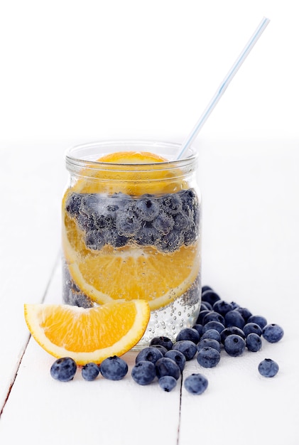 Free photo bilberry drink with lemon