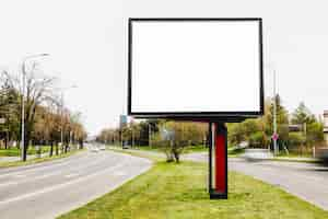 Foto gratuita cartellone vuoto per pubblicità esterna in mezzo alla strada