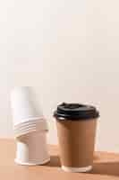 Бесплатное фото Био-картонные бумажные стаканчики для кофе