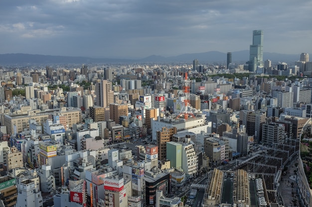 Снимок японского города Осака с высоты птичьего полета с множеством построек,