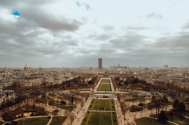 Free photo birds-eye view shot of paris, france during cloudy weather