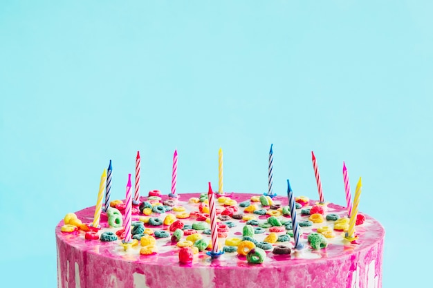 青い背景の誕生日ケーキ