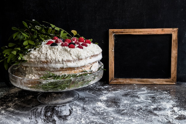 Foto gratuita torta di compleanno decorata con frutti di bosco