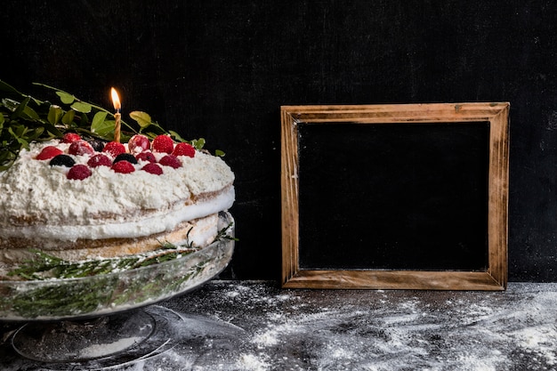 Foto gratuita torta di compleanno decorata con candele