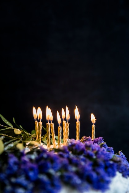 무료 사진 꽃으로 장식 된 생일 케이크