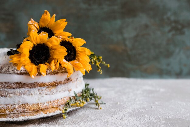 花で飾られた誕生日ケーキ