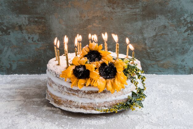花で飾られた誕生日ケーキ
