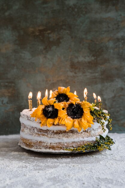 花で飾られた誕生日ケーキ