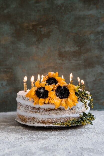 Торт на день рождения украшенный цветами