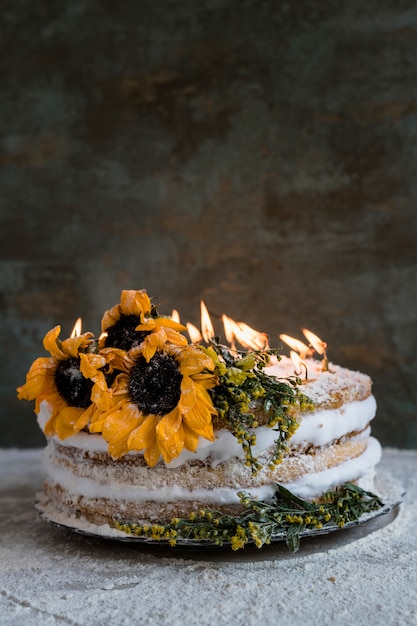 Foto gratuita torta di compleanno decorata con fiori