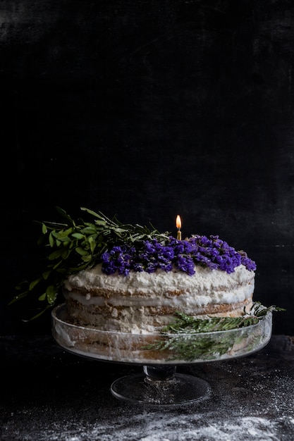 꽃으로 장식 된 생일 케이크