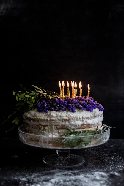 꽃으로 장식 된 생일 케이크