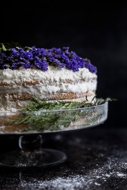 Foto gratuita torta di compleanno decorata con fiori