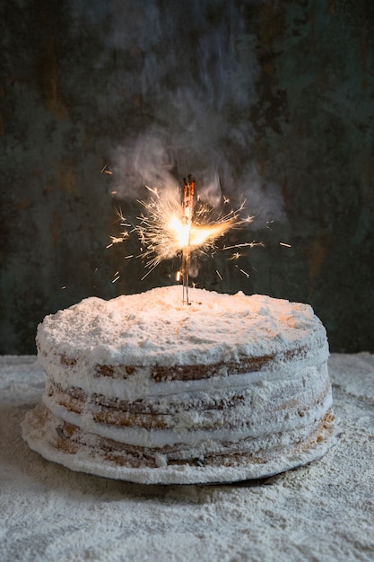 Foto gratuita torta di compleanno decorata con uno sparkler