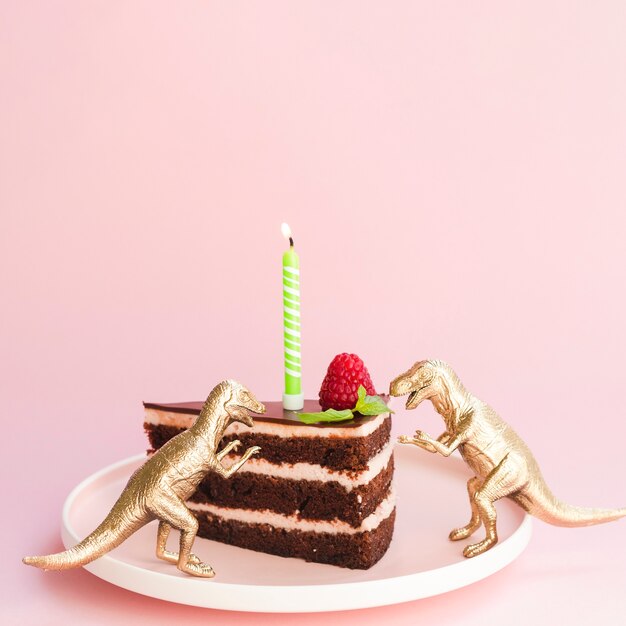 생일 케이크와 분홍색 배경에 공룡