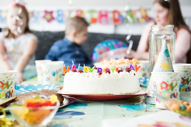 お祝いのテーブルの誕生日ケーキ