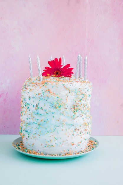 水彩の背景の前に誕生日ケーキ