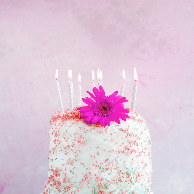 Foto gratuita torta di compleanno davanti alla priorità bassa dell'acquerello