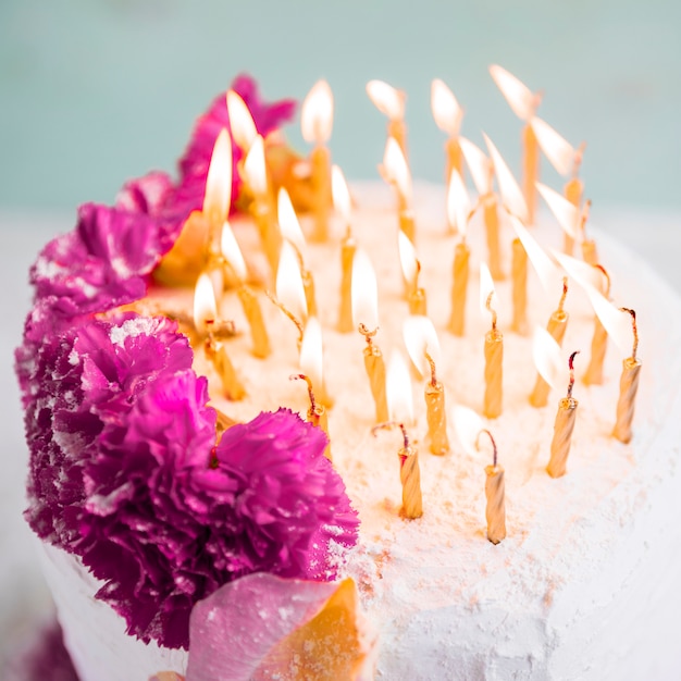 Free photo birthday cake in front of watercolor background