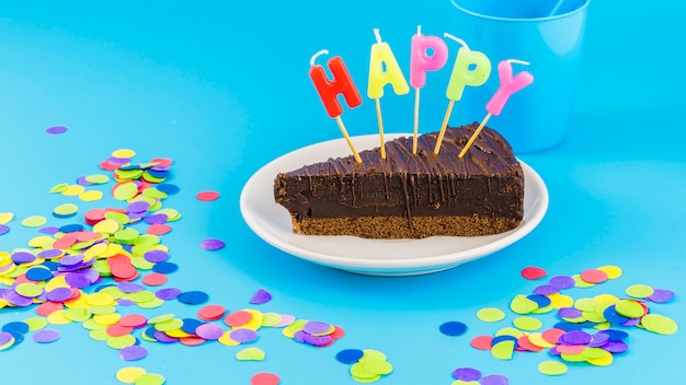Торт на день рождения со свечами и конфетти