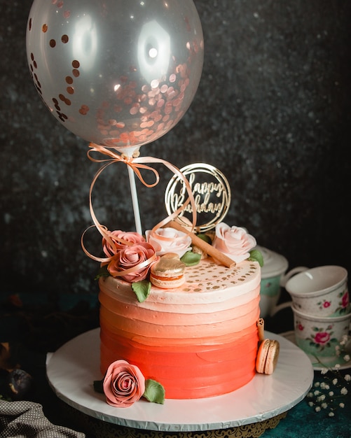 Free photo birthday cake with cream roses and macaroons