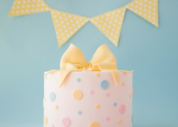 Free photo birthday cake with decorative garland