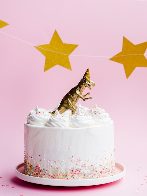 Foto gratuita torta di compleanno con dinosauro e stelle dorate