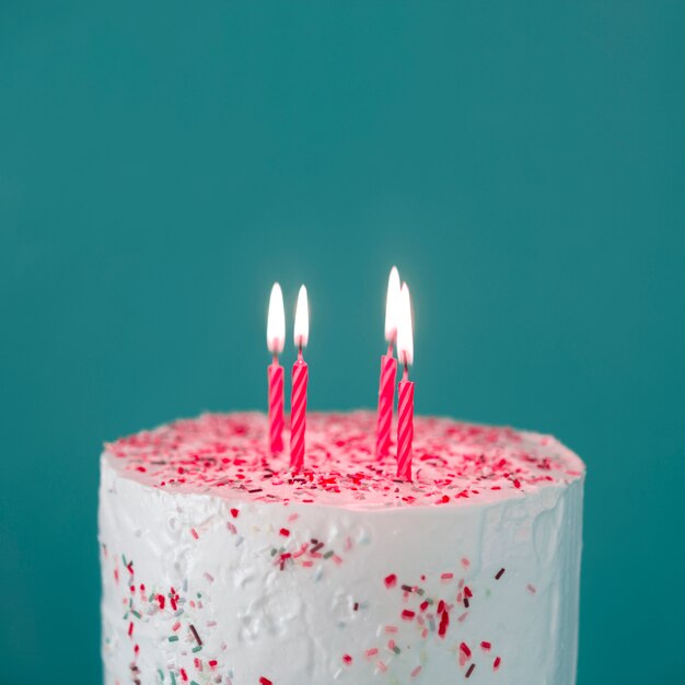 Торт с зажженными свечами