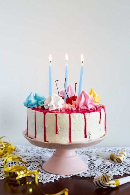 燃えたろうそくの誕生日ケーキ