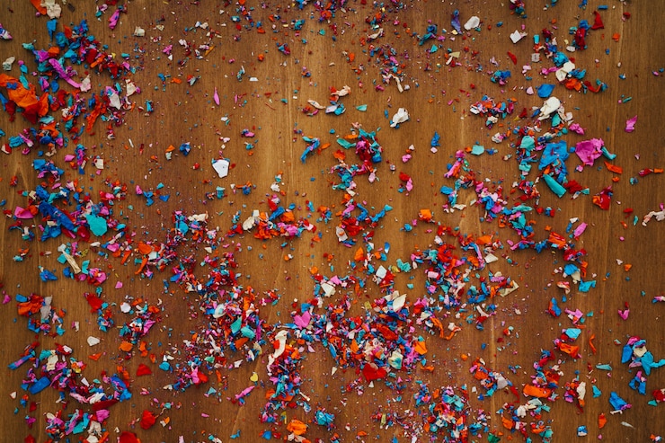 Free Photo birthday composition with confetti