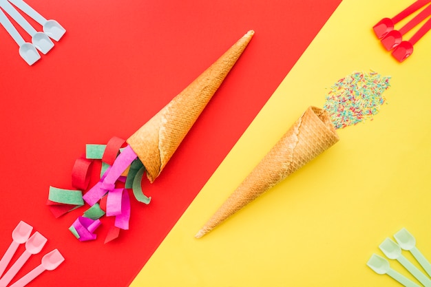 装飾的なアイスクリームコーンとプラスチックスプーンで誕生日の構成