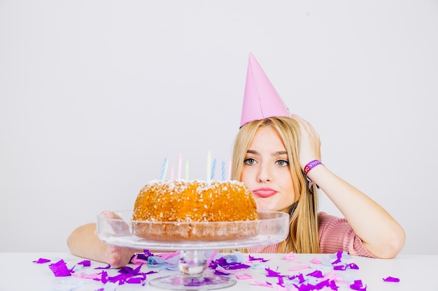 Foto gratuita concetto di compleanno con ragazza arrabbiata