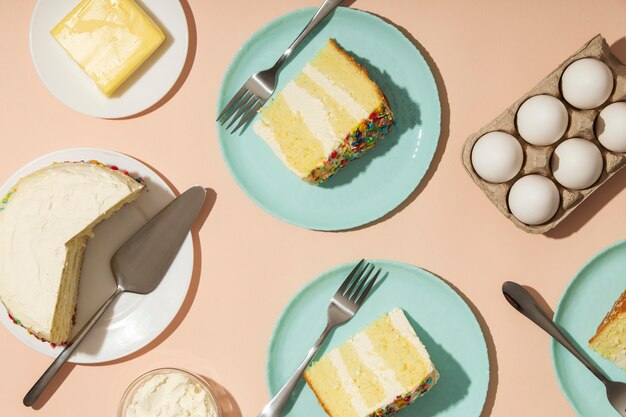 Бесплатное фото Концепция дня рождения с тортами